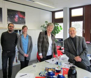 Gianpiero Favella und Anna Heudorfer mit der Projektleitung Prof. Dr. Juliane Besters-Dilger (Prorektorin für Studium und Lehre der Univ.) und Prof. Dr. Ulrich Druwe (Rektor der PH) (v.l.n.r.)