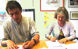 Prof. Dr. Wolfgang Hochbruck und OStD'in Veronika Kaiser bei der Unterzeichnung des Letters of Intent