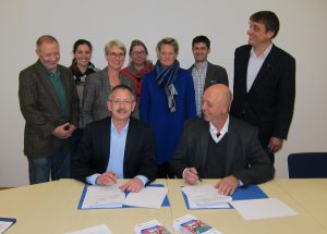 Kooperationspartner bei der Vertragsunterzeichnung