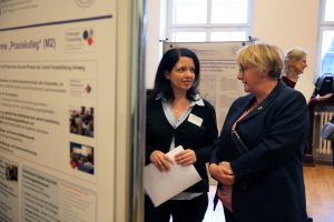 Jun.-Prof. Dr. Katja Scharenberg im Gespräch mit Ministerin Theresia Bauer