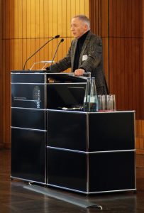 Prof. Dr. Ulrich Druwe bei seinem Grußwort
