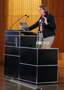 Prof. Dr. Elsbeth Stern bei Ihrem Vortrag zum Thema "Rezeption und Nutzung von Bildungsforschung in der Unterrichtspraxis"