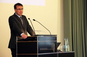 Herr Volker Schebesta, Staatssekretär des Ministeriums für Kultus, Jugend und Sport Baden-Würrtemberg, während seines Grußwortes