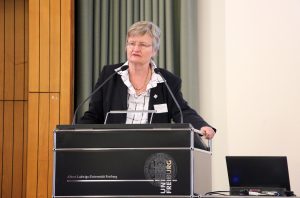 Prof. Dr. Juliane Besters-Dilger stellt FACE vor