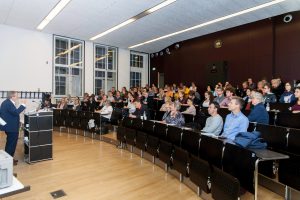 Publikum der Ringvorlesung "Lehr- und Lernperspektiven" während des Vortrags von Prof. Fritz Oser