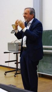 Prof. Fritz Oser während seines Vortrages "Aus Fehlern (nicht) lernen - Über die Funktion des Falschen und die Fehlerkultur in der Schule". Dieser Vortrag wurdeim Rahmen der Ringvorlesung "Lehr- und Lernperspektiven" im Wintersemester 2017/2018 gehalten