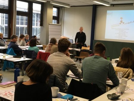 Referent Andreas Müller und Teilnehmende bei der Fortbildung "Pädagogische Souveränität - Umgang mit herausfordernden Unterrichtssituationen"