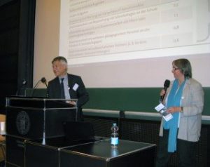 Prof. Dr. Hans Anand Pant bei seinem Vortrag "Lehrkräftekooperation - Anspruch und Wirklichkeit". Dieser Vortrag wurde im Rahmen der Ringvorlesung "Lehr- und Lernperspektiven" des Wintersemesters 2017/2018 gehalten. Hier mit Dr. Martina von Gehlen.