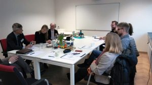 Prof. Dr. Hans Anand Pant bei seinem Vortrag "Lehrkräftekooperation - Anspruch und Wirklichkeit". Dieser Vortrag wurde im Rahmen der Ringvorlesung "Lehr- und Lernperspektiven" des Wintersemesters 2017/2018 gehalten. Hier in einer Gesprächsrunde