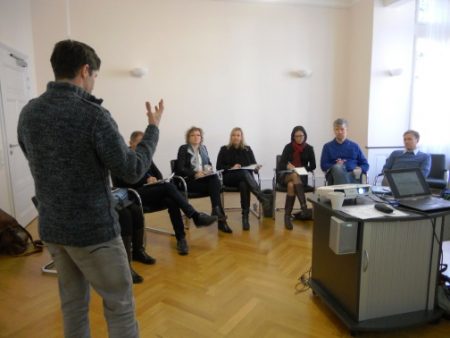 Prof. Dr. Lars Holzäpfel vor der Gruppe