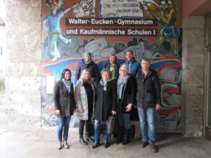 Gruppenfoto vor dem Walter-Eucken-Gymnasium