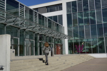 Sophie vor der Medienfakultät auf dem Campus der Hochschule Offenburg