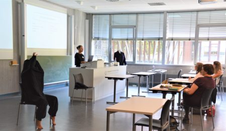 Tanzwissenschaftlerin Dr. Jutta Krauß (Pädagogische Hochschule Freiburg) mit der Tänzerin Julia Galas während der „Lecture-Performance: Bewegungsbilder zwischen Körper und Kostüm“