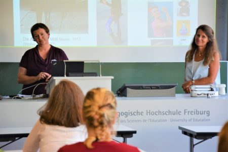 Dr. Melanie Haller (Universität Paderborn) und Prof. Dr. Anne-Marie Grundmeier (Pädagogische Hochschule Freiburg) bei der Eröffnung der Tagung "Kleidung in Bewegung"