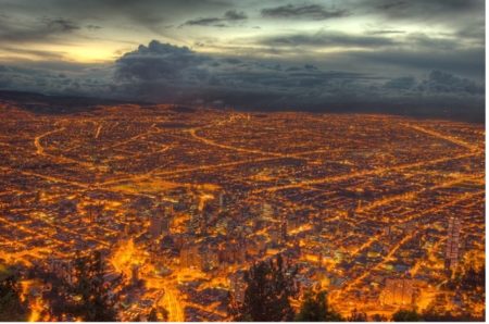 Blick auf die abendliche Stadt von Monserrate aus