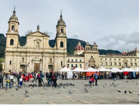 Plaza de Bolívar. Monserrate im Hintergrund