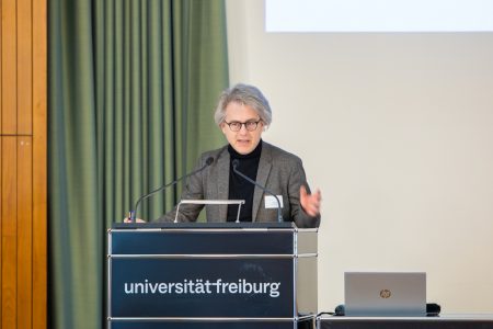 Prof. Dr. Frank Bezner hält einen Vortrag am Podium