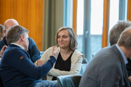 Prof. Dr. Katharina Loibl im Gespräch in der Aula