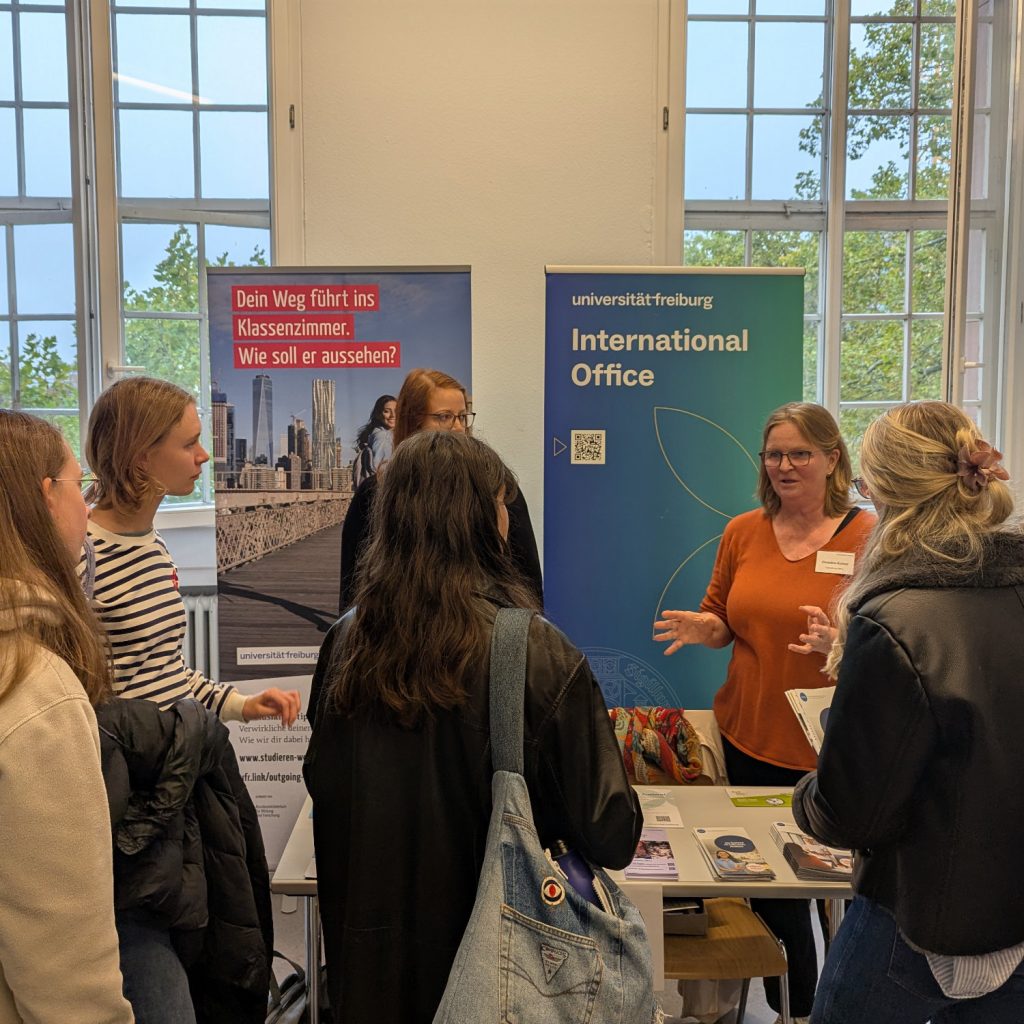 Studierende informieren sich an dem Stand des International Office.