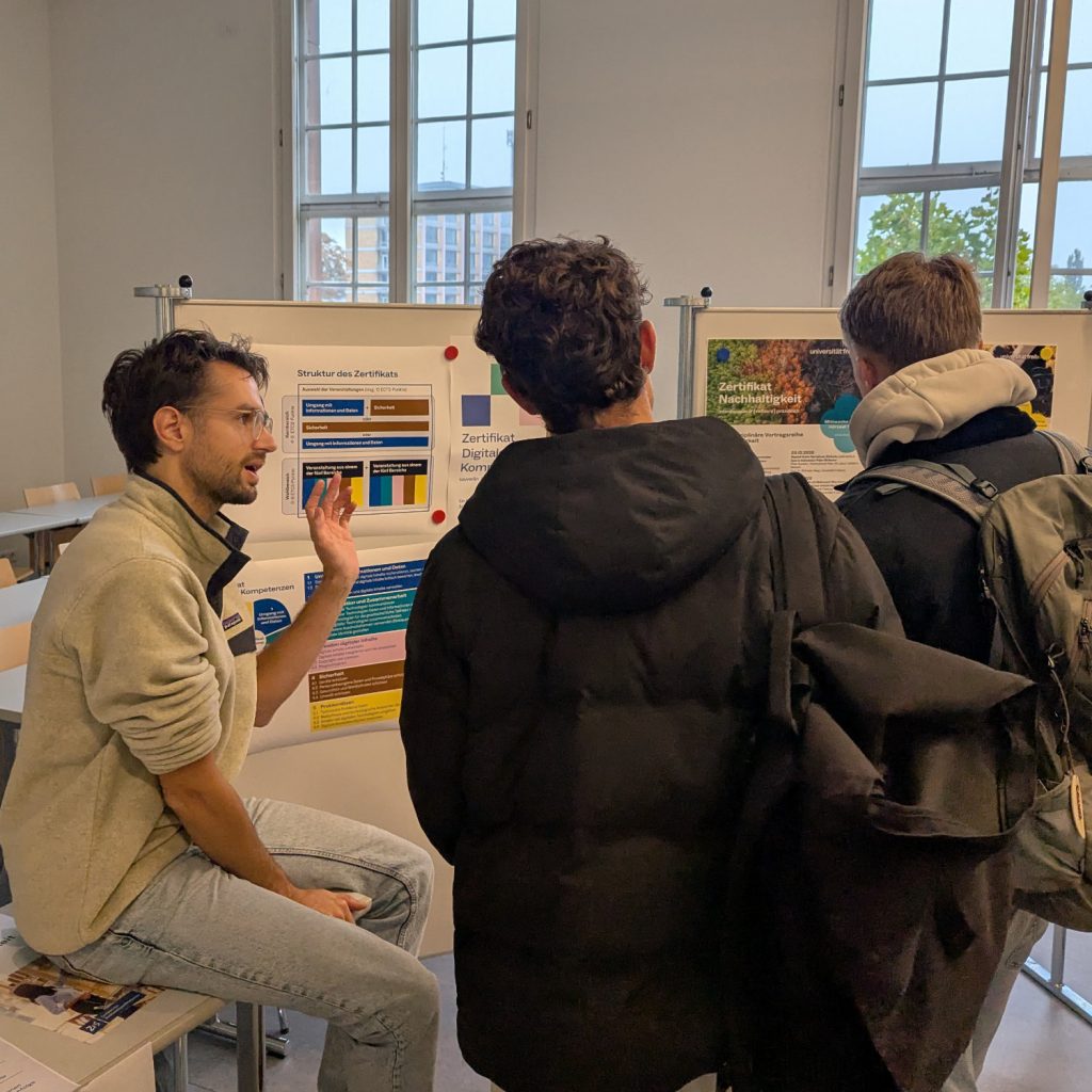 Zwei Studierende lassen sich die Möglichkeiten eines Zertifikats erklären.
