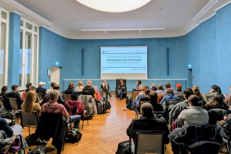 Zahlreiche Teilnehmende verfolgen die Diskussion zum Thema Demokratiebildung im Haus zur Lieben Hand