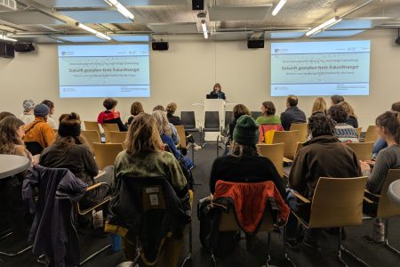 Frau Skorupinksi begrüßt die Teilnehmenden zur Veranstaltungsreihe