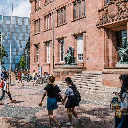 Students in front of the old Kollegiengebäude I, in the back you can see the new university library with its glass fassade