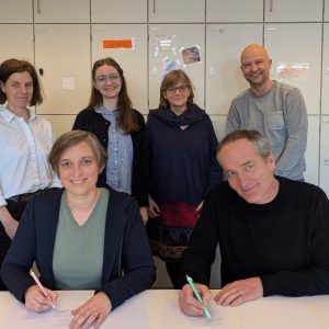 Vertreter der Sternwaldschule und Vertreterinnen der School of Education FACE unterzeichnen die gemeinsame Kooperationsvereinbarung