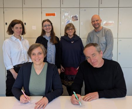 Vertreter der Sternwaldschule und Vertreterinnen der School of Education FACE unterzeichnen die gemeinsame Kooperationsvereinbarung