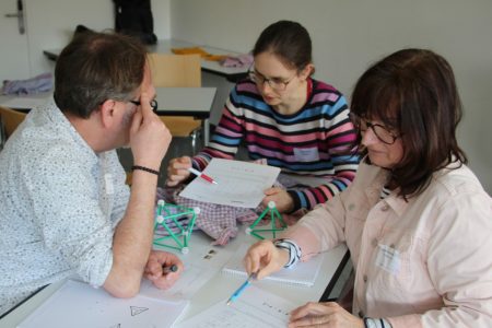 Participants of a further training workshop are working together on a task