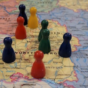 Auf einer Landkarte von Baden-Württemberg stehen verteilt bunte Spielfiguren