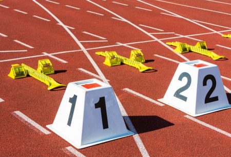 Startblöcke auf einer Laufbahn vor den Startnummern 1 und 2