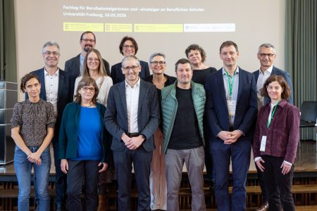 Gruppenbild der Organisatorinnen und Vortragenden des Fachtags Stark Starten auf den Stufen der Aula