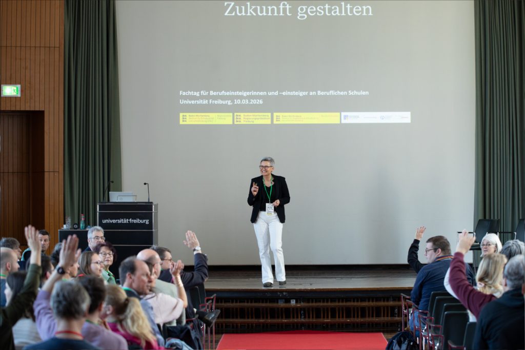 Frau Kury eröffnet den Fachtag mit Fragen ans Publikum