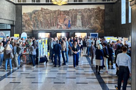 Blick in die Prometheushalle und auf die Infostände des Marktplatzes mit vielen Teilnehmenden