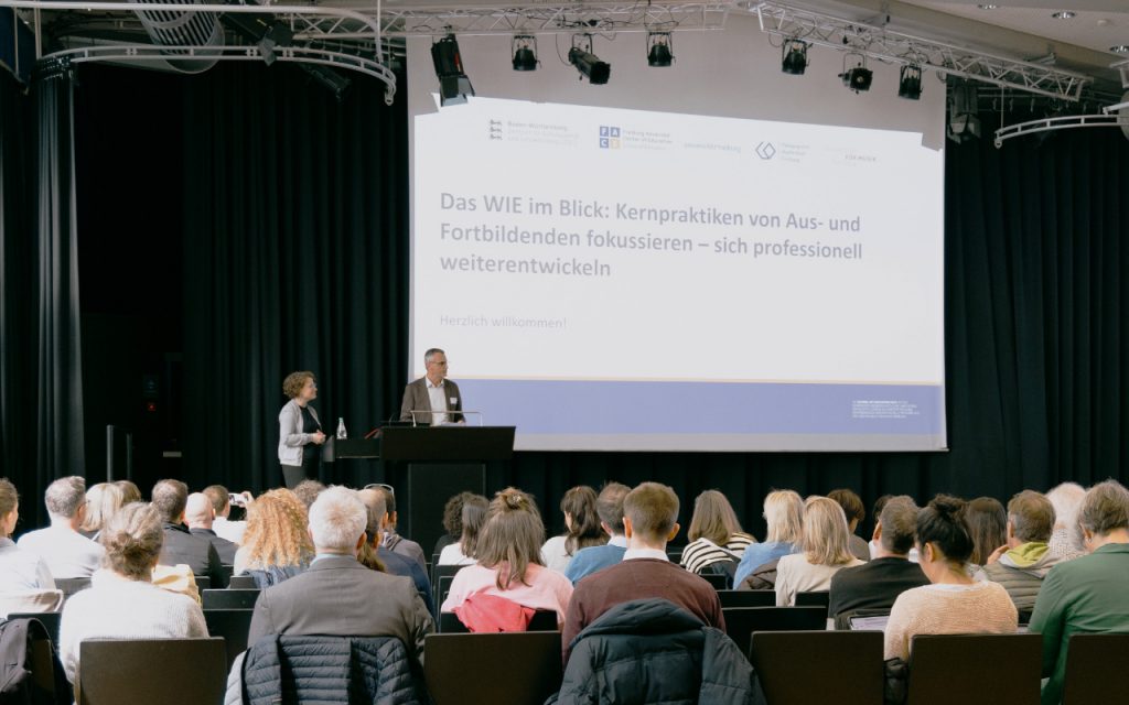 Andreas Gorgas und Prof. Dr. Franziska Birke eröffneten in der gut gefüllten Aula die Tagung