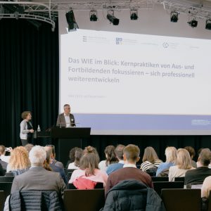 Andreas Gorgas und Prof. Dr. Franziska Birke eröffneten in der gut gefüllten Aula die Tagung