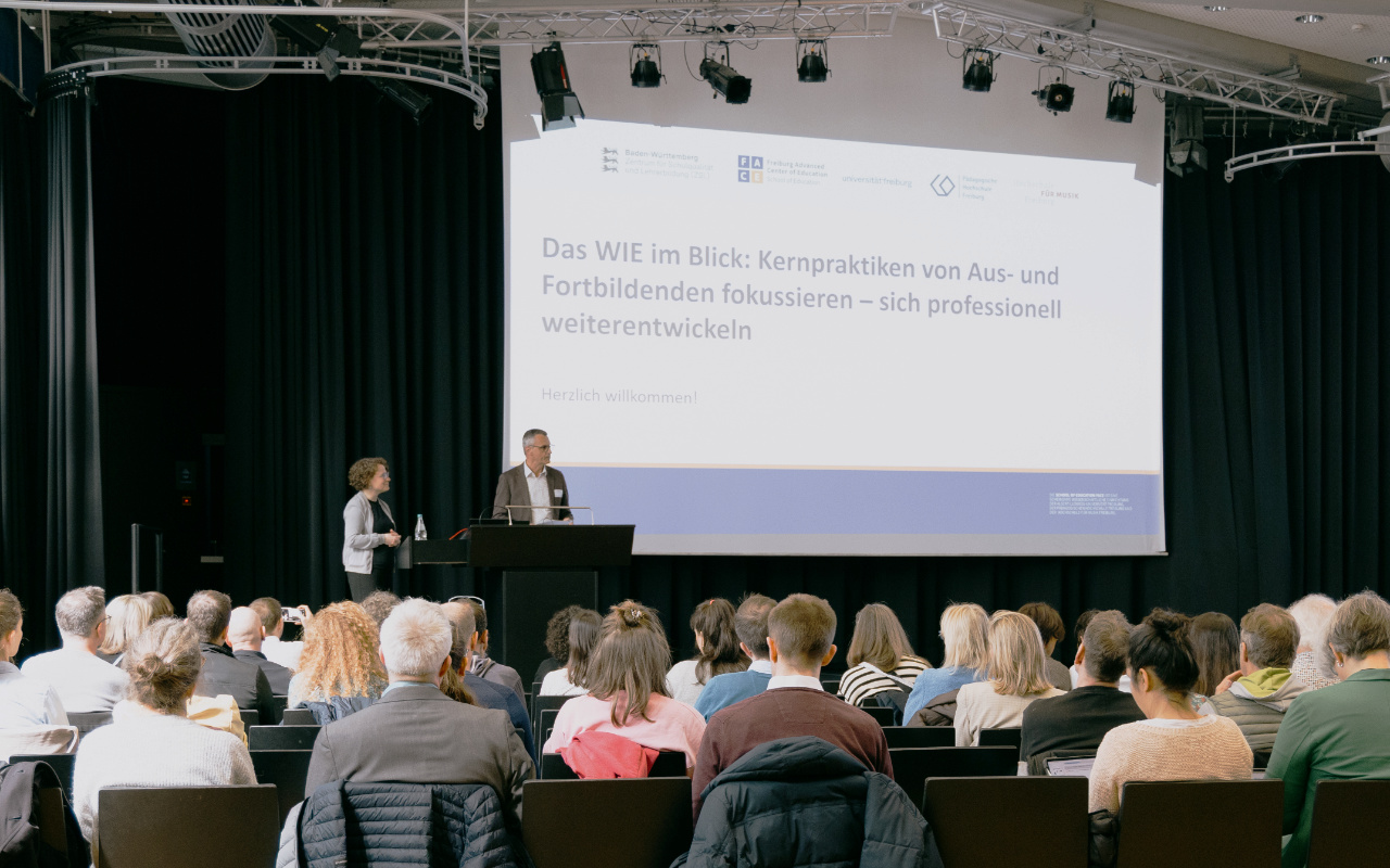 Andreas Gorgas und Prof. Dr. Franziska Birke eröffneten in der gut gefüllten Aula die Tagung