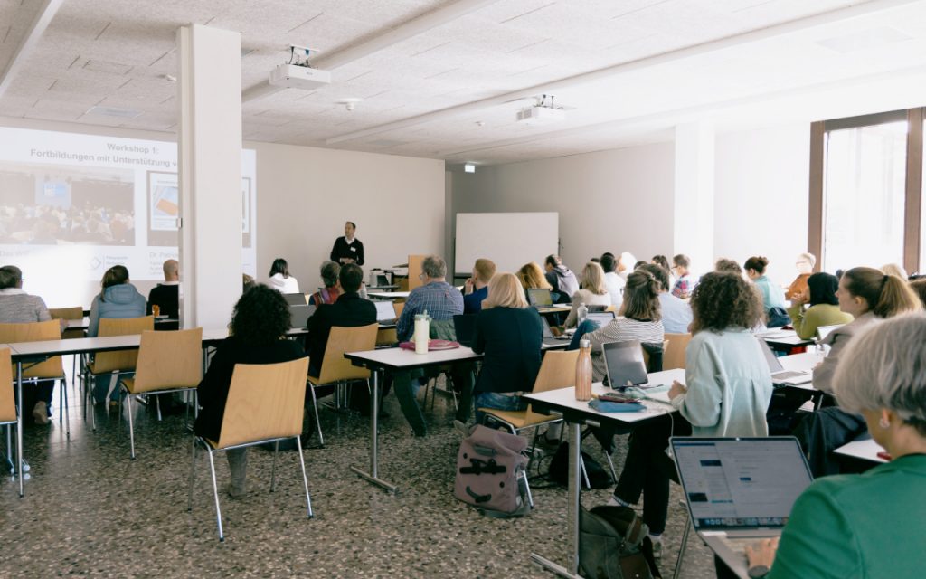 Zahlreiche Teilnehmende besuchen einen Workshop