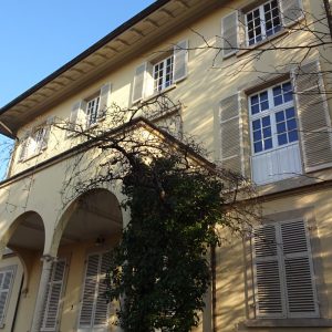 Hellgelbe Außenfassade mit Balkon im ersten Stock der Villa Bel Rincon.