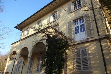Hellgelbe Außenfassade mit Balkon im ersten Stock der Villa Bel Rincon.